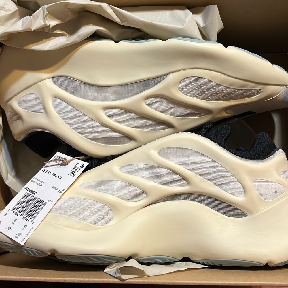 YEEZY 700 V3